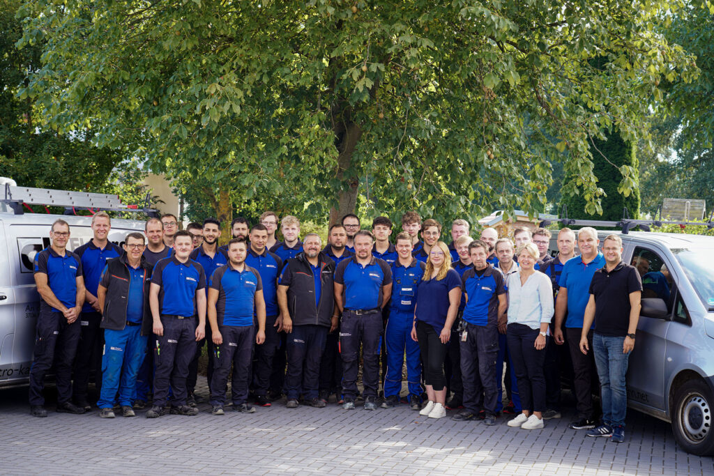 Gruppenfoto der Mitarbeiter der Elektro Kaufmann GmbH. Elektroinstallationen in Göttingen.