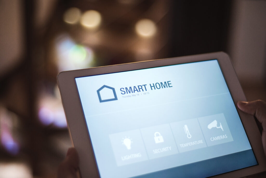 Person schaut auf Smart Home Bedienfeld.