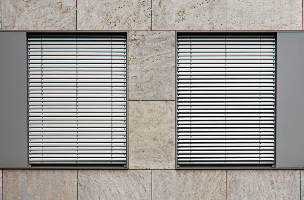 Fenster von außen mit Rolladen Haustechnik.