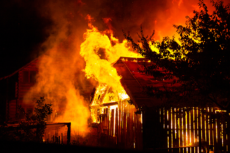 Brand in einer Scheune aus Holz.